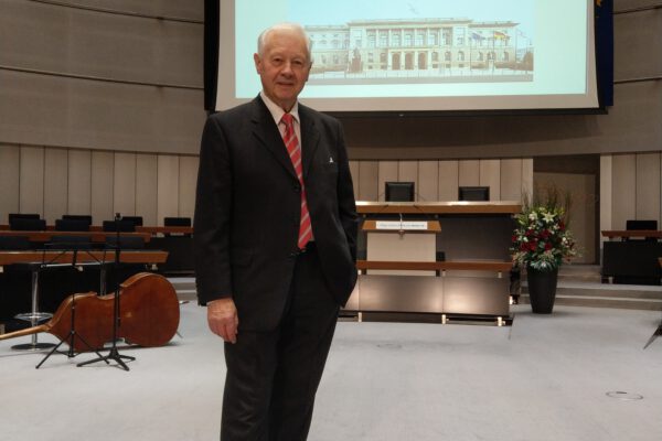 Horst Moog wird mit dem Obermayer Award geehrt