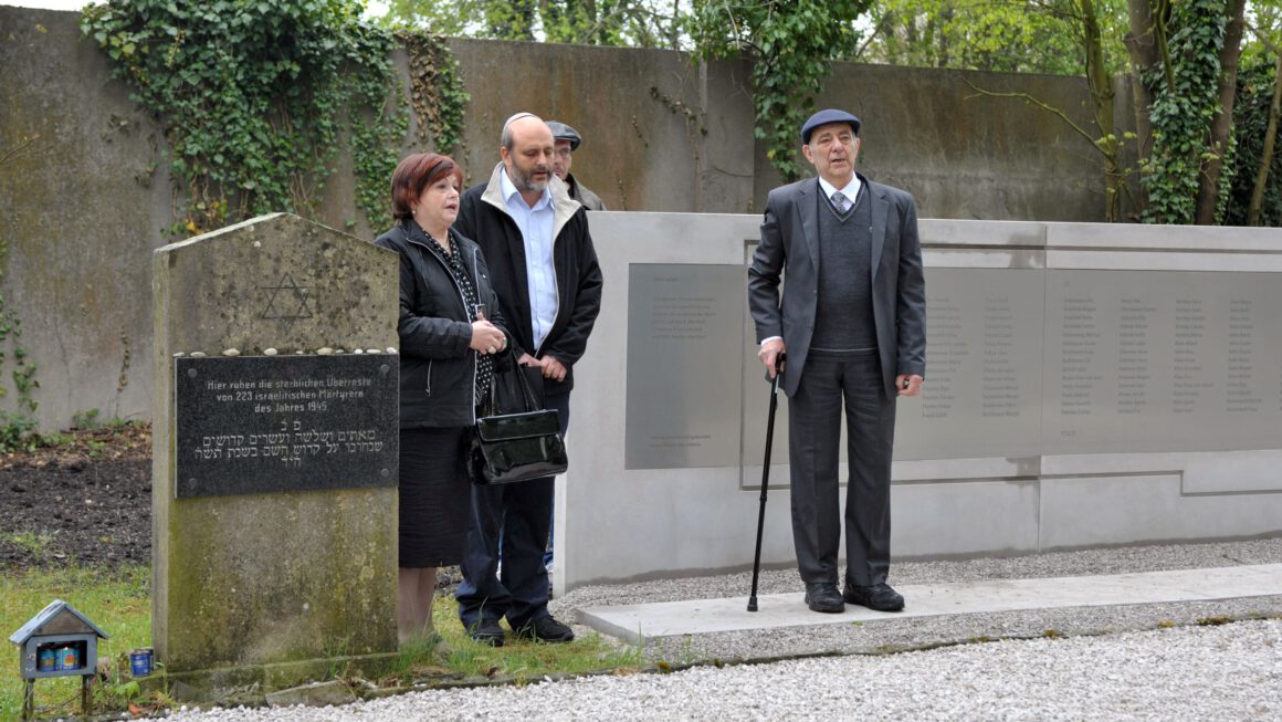 Ein Grabstein für 228 ungarisch-jüdische Massaker-Opfer