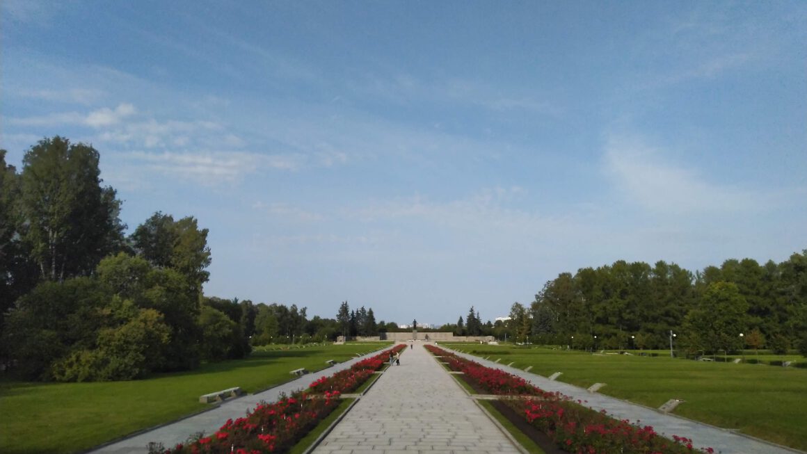Enthüllung der Gedenktafel für das jüdische Volk auf dem Gedenkfriedhof Piskaryovskoye