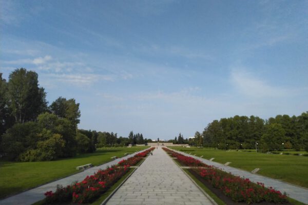 Enthüllung der Gedenktafel für das jüdische Volk auf dem Gedenkfriedhof Piskaryovskoye